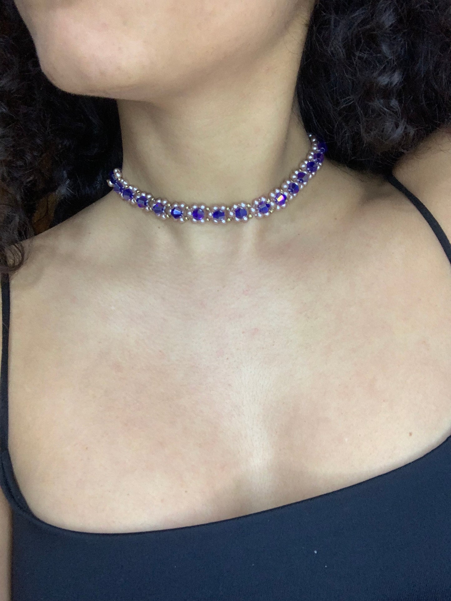 Collar de perlas azules brillantes