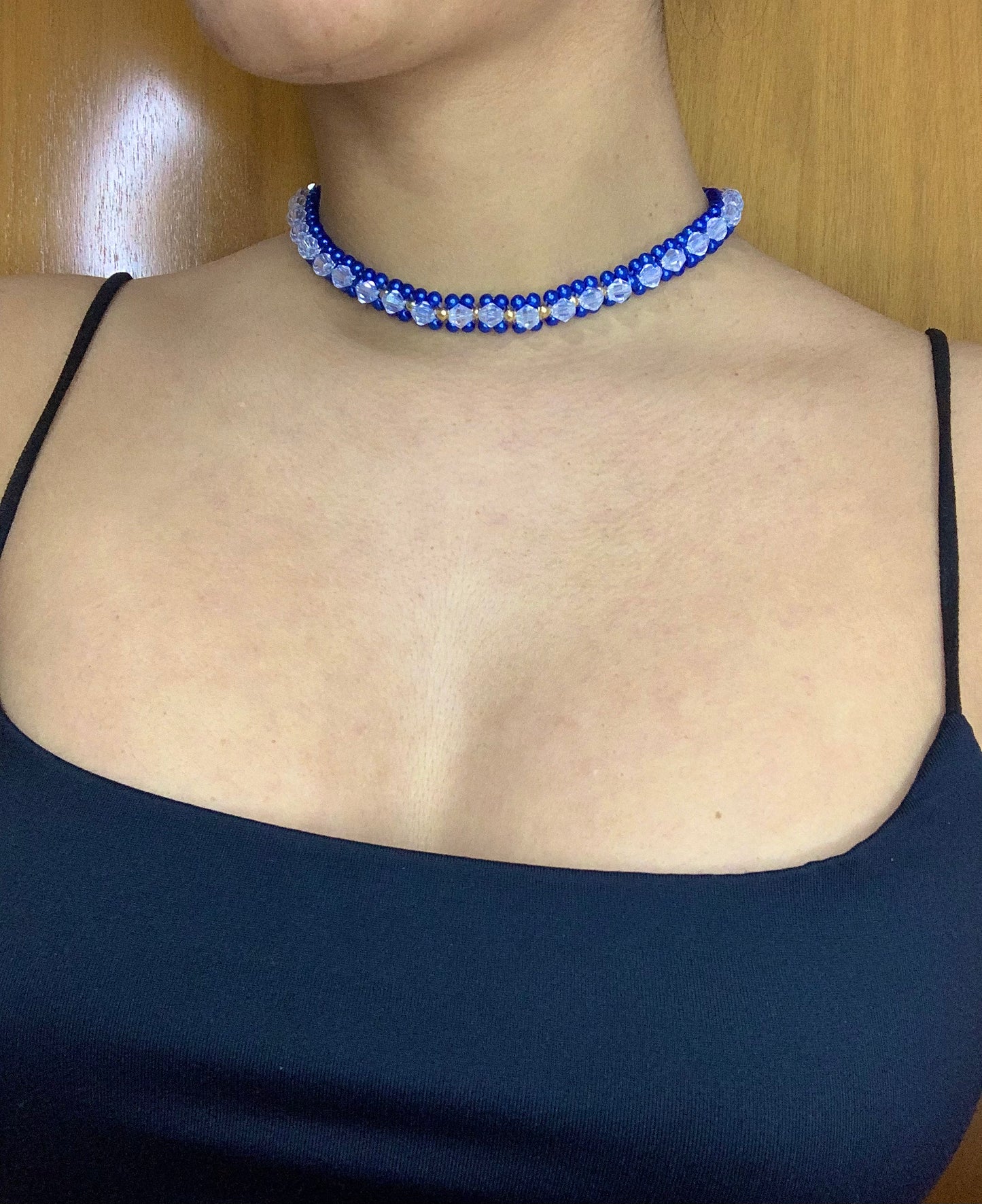 Collar azul con perlas blancas