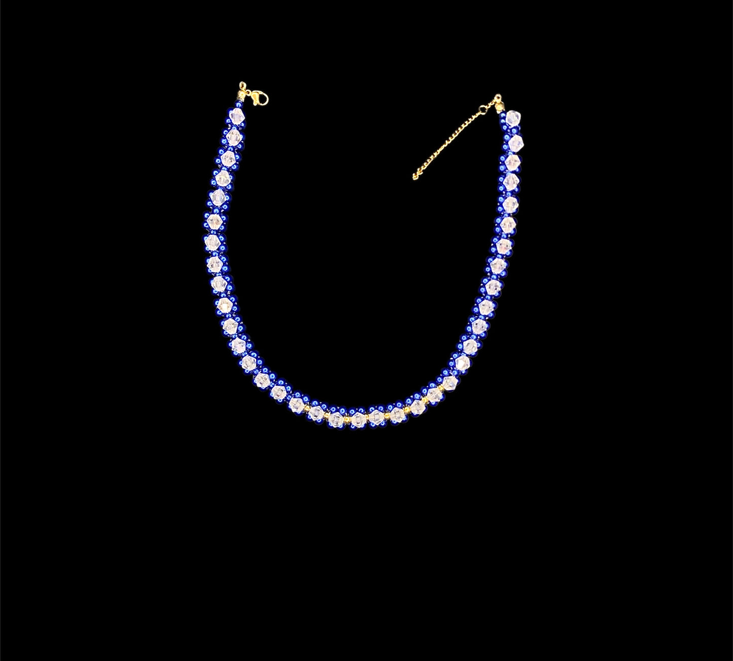 Collar azul con perlas blancas